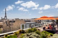 rooftop terrasse avec une vue spectaculaire sur la Tour Eiffel. | © Canopy by Hilton Paris Trocadero
